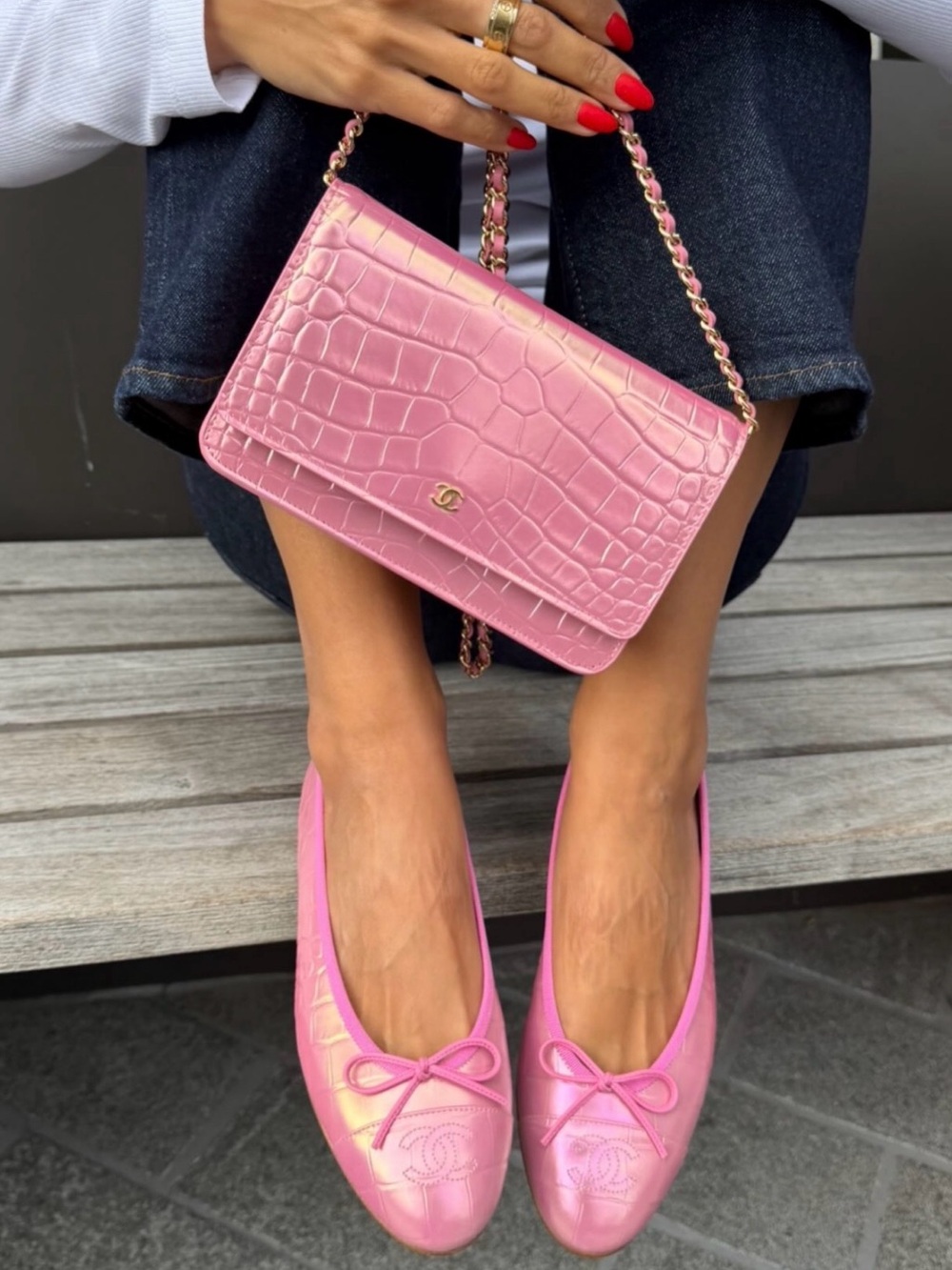 CHANEL 26K Iridescent Pink Croc-Embossed Leather Chain Shoulder Bag WOC